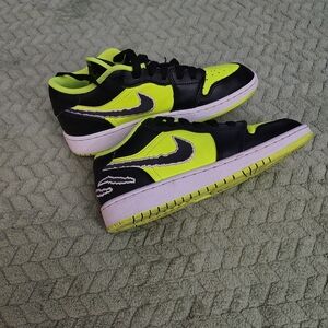 Nike Kids Black and Neon Yellow Low-Top Sneakers